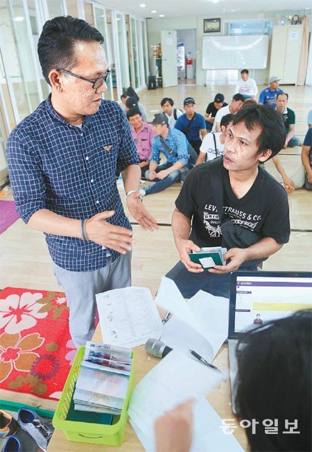 주한 인도네시아 대사관 물야디 영사(왼쪽)와 직원들이 ‘찾아가는 서비스’로 경남 김해 이슬람사원에서 자국근로자 유학생 등을 대상으로 여권 업무 등을 도와주고 있다. 박경모 기자 momo@donga.com