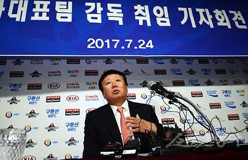 선동열 감독은 풍부한 국제대회 경험을 바탕으로 한국 야구대표팀의 첫 전임 감독으로 선임됐다. 최근 국제대회에서 유독 부진했던 대표팀의 전력을 다시 끌어올리는 데 가장 적임자라는 평가다. 김민성 기자 marineboy@donga.com