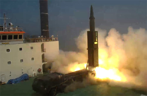 지난달 23일 충남 태안에서 현무-2C 신형 탄도미사일을 시험 발사하는 모습. 현무-2C는 북한의 핵미사일 위협에 대응하는 ‘킬체인(Kill Chain)’의 핵심 무기체계다. 국방부 제공