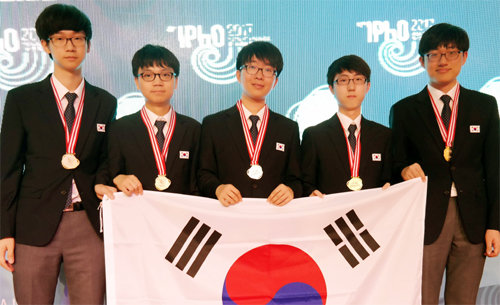 국제물리올림피아드에서 우승한 한국 대표단의 최석원, 태상욱, 신수민, 김종민, 권순현 군(왼쪽부터). 미래창조과학부 제공