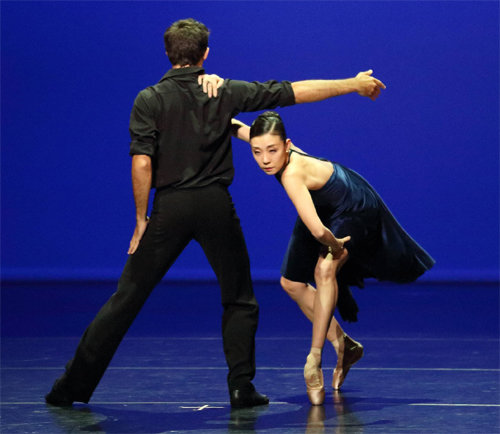 ‘한국을 빛내는 해외 무용스타 초청공연’에서 ‘언더마이스킨’을 선보이고 있는 김세연(오른쪽). 국제공연예술프로젝트 제공