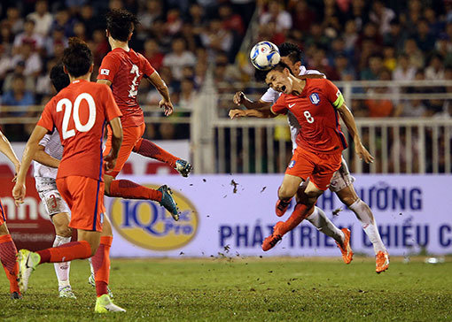 2018 AFC U-23 챔피언십 본선행 좌절 위기에서 간신히 살아난 한국축구가 발등에 떨어진 불을 실감했다. 베트남 예선 현장에서 이를 지켜본 대한축구협회 김호곤 부회장이 혁신적인 연령별 대표팀 운영방안을 구상하고 있다. 7월 23일(한국시간) AFC U-23 챔피언십 예선 베트남과 3차전 장면. 사진제공 ｜ AFC