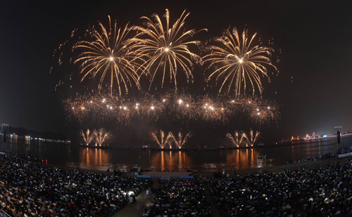지난해 경북 포항시 영일대해수욕장에서 열린 국제불빛축제 광경. 시원한 바다 위에서 터진 불꽃이 여름 밤하늘을 수놓고 있다. 포항시 제공