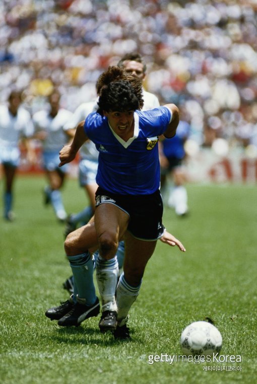 아르헨티나 축구영웅 마라도나는 잉글랜드와의 1986 멕시코월드컵 8강전에서 손으로 공을 상대 골대로 밀어 넣었다. 논란이 대단했지만 결과는 바뀌지 않았고 아르헨티나가 우승을 차지했다. 그러나 VAR이 도입된 지금, 마라도나는 “지금의 기술이 존재했다면 그 골은 인정받지 못했을 것”이라며 멋쩍은 반응을 보인다. 사진=ⓒGettyimages이매진스