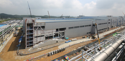 5개월뒤 완공될 제2공장 25일 충남 서산 SK이노베이션 전기차 배터리 공장에서는 제2공장 건설이 
한창이었다. 생산라인 수는 기존 제1공장과 같은 3개지만 ‘스마트 팩토리’ 개념을 발전시켜 생산 속도와 능력은 약 3배 수준까지 
끌어올릴 예정이다. SK이노베이션 제공