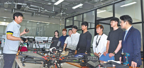 신라대 드론교육훈련센터에서 드론의 작동 원리와 운영법 등에 대한 교육이 진행되고 있다. 부산의 유일한 드론 실기테스트 기관으로 매달 교통안전공단 주관 아래 실기시험을 치르고 있다. 신라대 제공