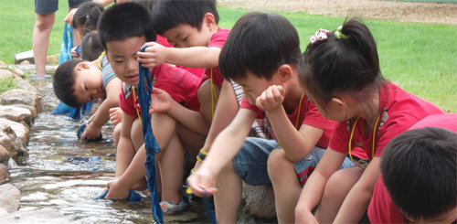 초등학교를 리모델링한 경북 청도군 비슬도예원에서 꼬마 손님들이 염색 체험놀이를 하고 있다. 아이들이 직접 점토 조형물을 만들어 기념품으로 간직할 수도 있다. 비슬도예원 제공