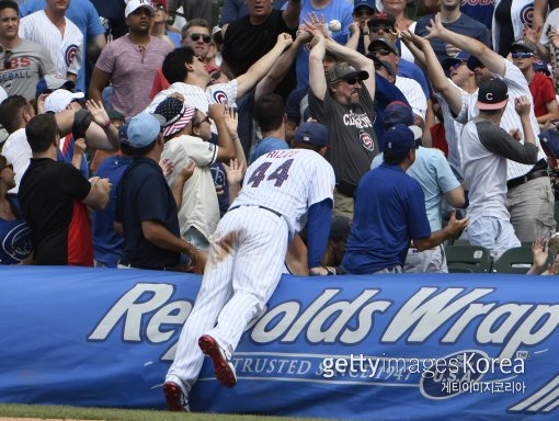 홈런볼이나 파울볼을 관중이 갖는 것은 팬서비스이자 관습이 됐다. 야구공은 홈구단의 소유지만, 타격 이후 펜스 밖으로 공이 넘어간 순간 구단이 소유권을 포기한 것으로 해석할 수 있다. 파울볼을 잡으려고 경쟁하는 관중들. 사진=ⓒGettyimages이매진스