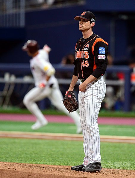 23일 서울 고척스카이돔에서 '2017 타이어뱅크 KBO 리그' 롯데자이언츠와 넥센히어로즈의 경기가 열렸다. 2회말 무사 1루 넥센 허정협에게 좌월 투런 홈런을 허용한 롯데 레일리가 외야를 바라보고 있다. 고척 | 김종원기자 won@donga.com