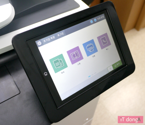 기능을 제어하는 8인치 터치스크린(출처=IT동아)