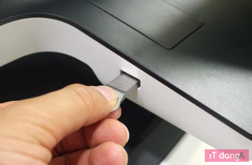 USB 메모리를 꽂아 바로 출력하거나 스캔한 문서의 저장이 가능하다(출처=IT동아)