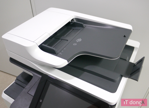 제품 상단의 ADF(출처=IT동아)