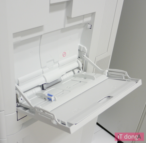 측면의 100매 용지함(출처=IT동아)