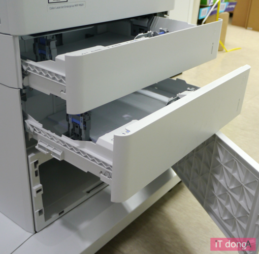 M681f 모델의 경우 550매 용지함 두 칸과, 수납 공간 한 칸이 있다(출처=IT동아)