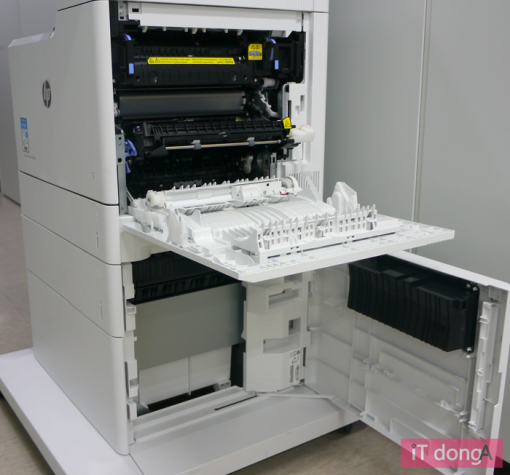 용지가 지나가는 부분의 커버를 열어 손쉽게 정비할 수 있다(출처=IT동아)