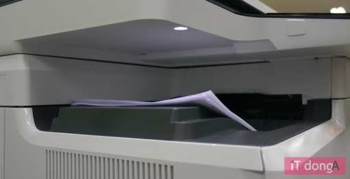 용지 배출구 상단에는 LED가 달렸다(출처=IT동아)