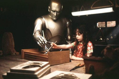 인간과 로봇의 사랑을 그린 영화 ‘바이센테니얼 맨’. 윤이형 씨의 소설 ‘대니’에선 할머니가 로봇과 교감을 나누면서 그라지던 감정이 되살아난다.사진 동아일보 DB