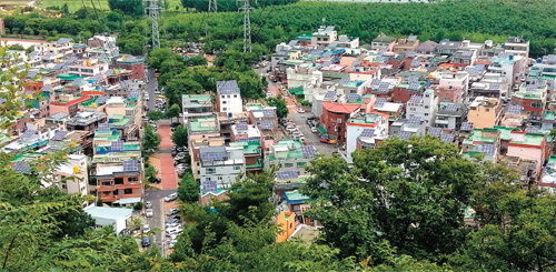 울산 남구 삼호동의 그린빌리지 전경. 이 마을 500가구의 지붕에 태양광 발전설비가 설치돼 연간 약 200만 KW의 전력을 생산할 수 있다. 울산 남구 제공