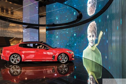 서라운드 미디어 존에서 실제 스팅어에 탑승해 자동차를 타고 우주로 날아가 어린왕자를 만나는 가상 체험을 할 수 있다.