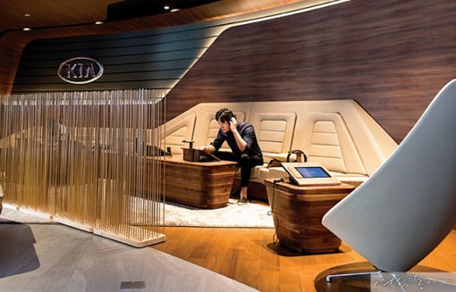 뮤직 라운지에선 하만카돈의 고성능 헤드폰을 통해 드라이브 코스에 맞춰 선곡된 음악을 감상할 수 있다.