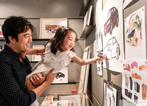 아틀리에에서는 신진 아티스트의 작품을 감상할 수 있다.