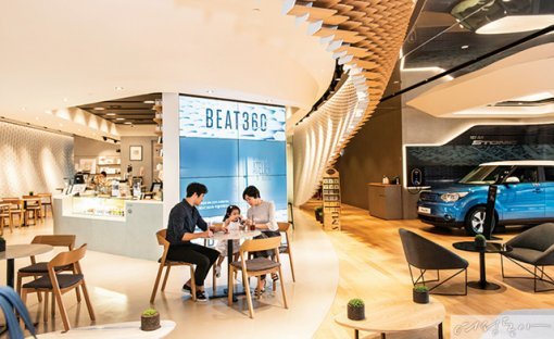 카페 공간에선 프리미엄 티 카페 스티븐 스미스 티와 함께 여유로운 휴식을 취할 수 있다.