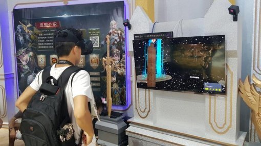 차이나조이 텐센트 부스에 마련된 리니지2: 레볼루션 VR(출처=게임동아)