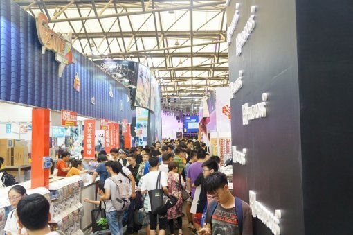 < 무엇을 살 것인가~? 부스 사이 사이도 관람객으로 가득 >(출처=게임동아)