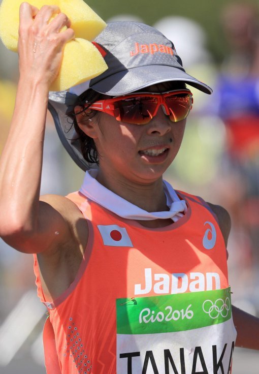 브라질 리우 올림픽의 무더위를 뚫고 달리고 있는 일본 여자 마라톤의 다나카 토모미.