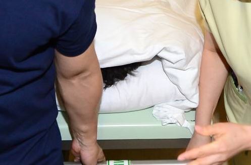 사진=박근혜 전 대통령이 28일 오후 서울 서초구 반포대로 서울성모병원에서 검사를 받고 이동하고 있다. 박 전 태동령은 구치 수감 중 왼쪽 4번째 발가락을 다쳐 고통을 호소했다. 2017.7.28 /최혁중 기자 sajinman@donga.com