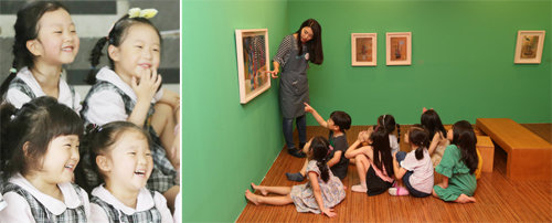 어린이들이 미술관 바닥에 둘러앉아 ‘잠들지 못하는 선인장’을 감상하고 있다. <헬로우뮤지움>