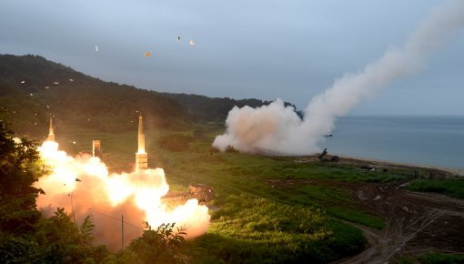 28일 밤 북한의 대륙간탄도미사일(ICBM)급 기습도발에 맞서 한미 양국군이 29일 새벽 동해상에서 대북 미사일 사격훈련을 실시하고 있다. 한국군의 현무-2A 미사일과 주한미군의 전술지대지미사일(ATACMS)은 발사 이후 해상 표적에 명중됐다고 한미 군 당국은 밝혔다. 핟동참모본부 제공