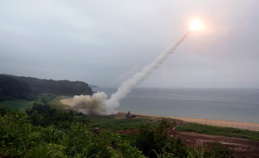 28일 밤 북한의 대륙간탄도미사일(ICBM)급 기습도발에 맞서 한미 양국군이 29일 새벽 동해상에서 대북 미사일 사격훈련을 실시하고 있다. 한국군의 현무-2A 미사일과 주한미군의 전술지대지미사일(ATACMS)은 발사 이후 해상 표적에 명중됐다고 한미 군 당국은 밝혔다. 핟동참모본부 제공