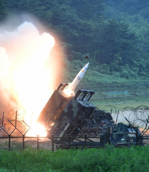 28일 밤 북한의 대륙간탄도미사일(ICBM)급 기습도발에 맞서 한미 양국군이 29일 새벽 동해상에서 대북 미사일 사격훈련을 실시하고 있다. 한국군의 현무-2A 미사일과 주한미군의 전술지대지미사일(ATACMS)은 발사 이후 해상 표적에 명중됐다고 한미 군 당국은 밝혔다. 핟동참모본부 제공