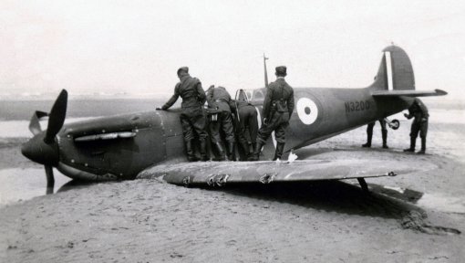 다이나모 작전 중 비상착륙한 스핏파이어를 살펴보고 있는 독일군