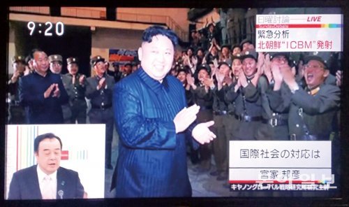30일 오전에 방영한 일본 NHK의 일요토론. 당초 1년 전에 발생한 장애인시설 ‘야마유리엔’의 19명 집단살해사건을 다룰 예정이었으나 시간을 쪼개 북한의 ICBM 발사 문제를 앞에 다 긴급 편성했다.