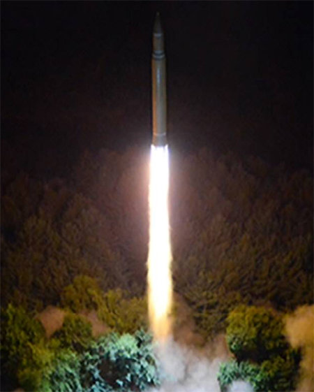 북한이 28일 오후 11시 41분경 자강도 무평리 일대에서 동해상으로 발사한 미사일이 하늘로 솟구쳐 오르고 있다. 북한 
조선중앙TV는 대륙간탄도미사일(ICBM)급 ‘화성-14형’의 2차 시험발사에 성공했다고 29일 보도했다. 북한 조선중앙TV 캡처