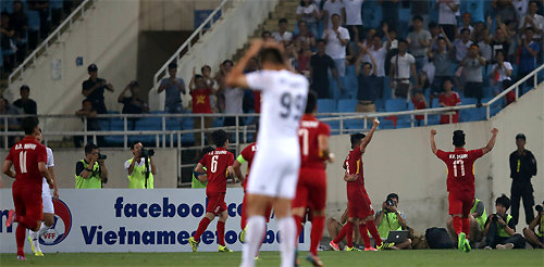29일 베트남 하노이에서 열린 ‘2017 K리그 올스타전’에서 후반 25분 선제 결승골을 넣은 베트남 대표팀 선수들이 기뻐하는 가운데, K리그 올스타 팀의 김신욱(99번)이 아쉬움에 머리를 감싸 쥐고 있다. 한국프로축구연맹 제공