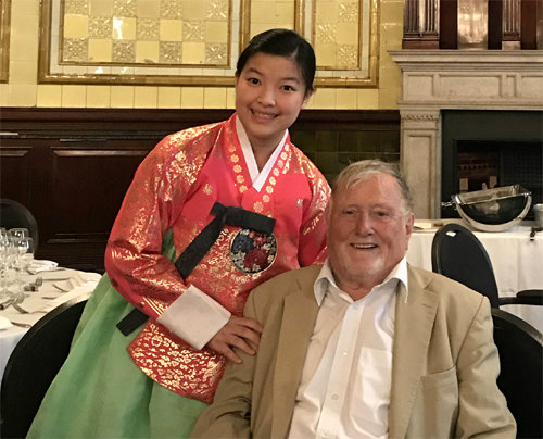 민영선 양이 27일 6·25전쟁 정전협정 기념식이 열린 영국 런던 로열호스가드 호텔에서 영국 참전용사 토머스 켄 하디 씨와 즐거운 시간을 보내고 있
다. H2O 품앗이운동본부 제공