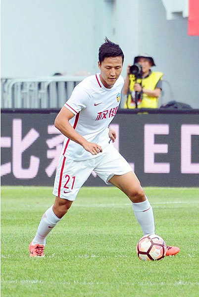 중국슈퍼리그 톈진에서 활약 중인 권경원은 칸나바로 감독의 든든한 신뢰 를 바탕으로 팀에서 없어서는 안 될 주축 수비수로 자리매김하고 있다.
사진출처 | 톈진 취안젠 홈페이지