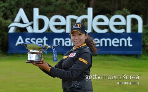 이미향이 7월 31일 스코틀랜드 노스 에어셔 던도널스 링크스에서 열린 미 LPGA 투어 애버딘 에셋 매니지먼트 레이디스 스코티시 오픈에서 정상에 오른 뒤 우승 트로피를 들고 기뻐하고 있다. 사진=ⓒGettyimages이매진스