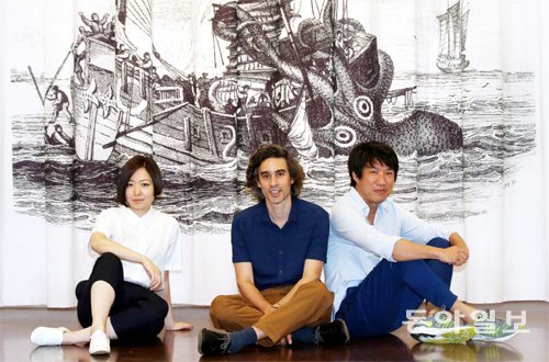 최근 서울 국제갤러리에서 만난 김아영, 루노 라고마르시노, 찰스 림 이 용 작가(왼쪽부터). 이들은 바다를 정복한 현대성을 파고들고 있다. 최혁중 기자 sajinman@donga.com