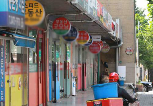 서울 서초구의 한 재건축 아파트 단지 부동산 중개업소 (자료:동아일보DB)