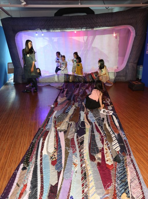 수 많은 넥타이를 연결해 만든 ‘실크로드’, 남성들은 넥타이를 메는 순간 격식과 매너에 얽매이게 된다. 넥타이를 풀어 헤치는 것만으로도 사회적 억압에서 자유를 얻는다는 메시지를 전달하고 있다. <헬로우뮤지움>