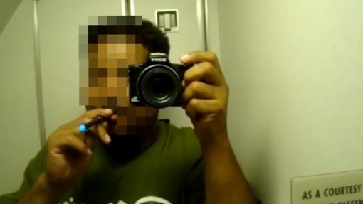 비행기 안에서 전자담배를 피워도 일반 담배와 똑같이 처벌받는다. 유튜브 캡처
