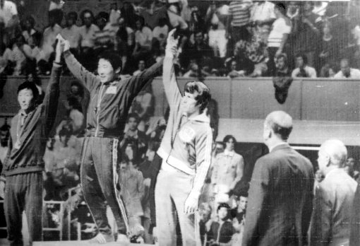 1976년 몬트리올 올림픽 시상식에서 금메달 단상에 오른 양정모 선수(가운데). 동아일보DB