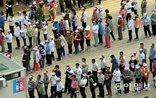 2014년 8월 서울 광화문광장에서 열린 대규모 행사장에서 시민들이 간이 화장실 앞에 길게 줄을 서 있다. 동아일보DB