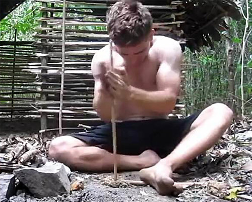 마른 나뭇가지를 손으로 비벼 원시적인 방법으로 불을 피우는 영상. 유튜브 화면 캡처