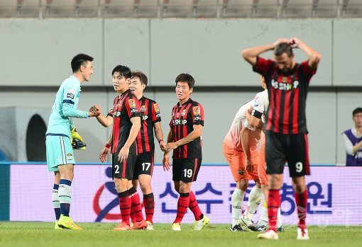 2일 서울월드컵경기장에서 열린 2017 KEB하나은행 K리그 클래식 24라운드 FC서울과 강원FC의 경기에서 FC서울이 3-1 승리를 거뒀다. 경기 후 FC서울 선수들이 기쁨을 나누고 있다. 상암 | 김진환 기자 kwangshin00@donga.com
