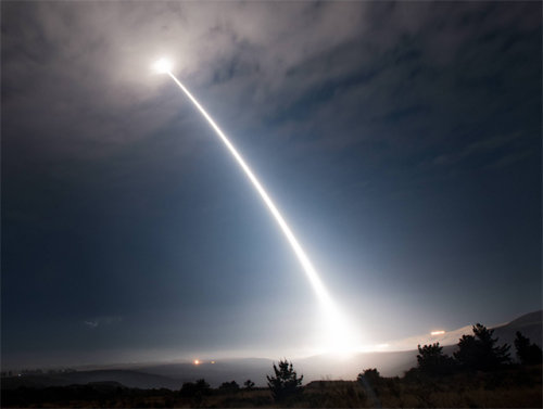 ‘미니트맨3’ 4번째 발사 성공 2일(현지 시간) 오전 2시 10분 캘리포니아주 반덴버그 공군기지에서 발사된 대륙간탄도미사일(ICBM) ‘미니트맨3’가 상공으로 향하고 있다. 사진 출처 반덴버그 공군기지 홈페이지